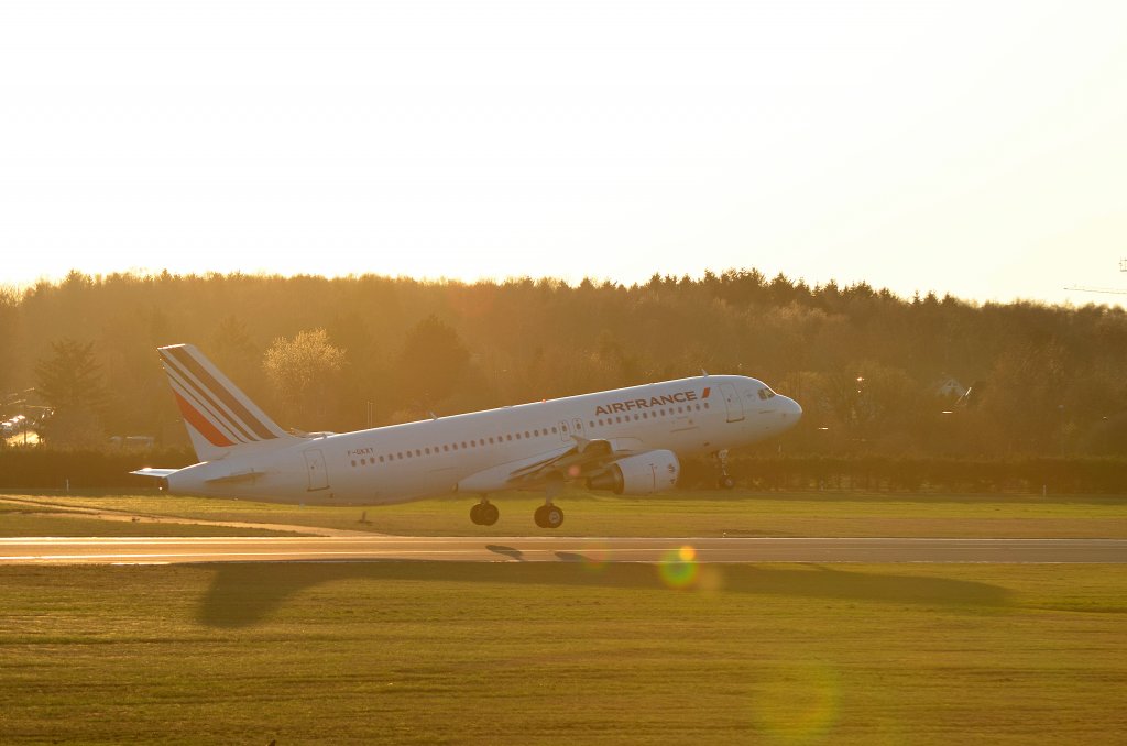 Air France Airbus A320 F-GKXY aufgenommen beim Start in Hamburg Fuhlsbttel am 23.03.12
