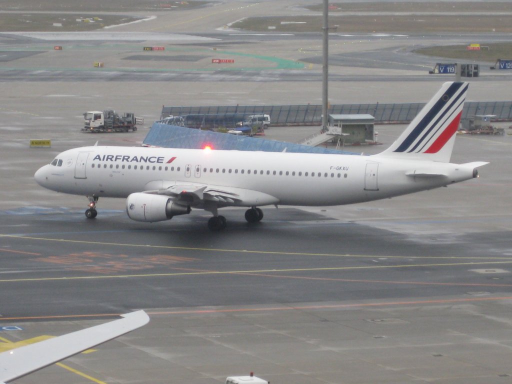Air France-AIrbus A320 mit der Kennung F-GKXU auf dem Weg zur Startbahn in Frankfurt am Main (06.02.2010)