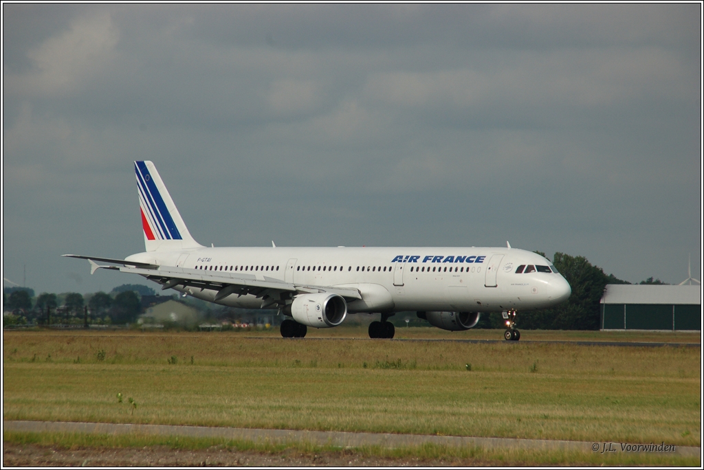 Air France Airbus A321-211 F-GTAI nach der Landung auf der  Polderbaan  (18R) des Flughafens Schiphol Amsterdam am 13. Juni 2011.