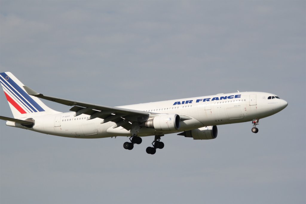 Air France Airbus A330-203 vor der Landung in Zrich am 21.8.2011.