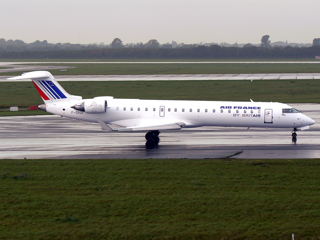 Air France CRJ-700 F-GRZF auf dem Taxiway zur 23L in DUS / EDDL / Düsseldorf am 03.10.2007
