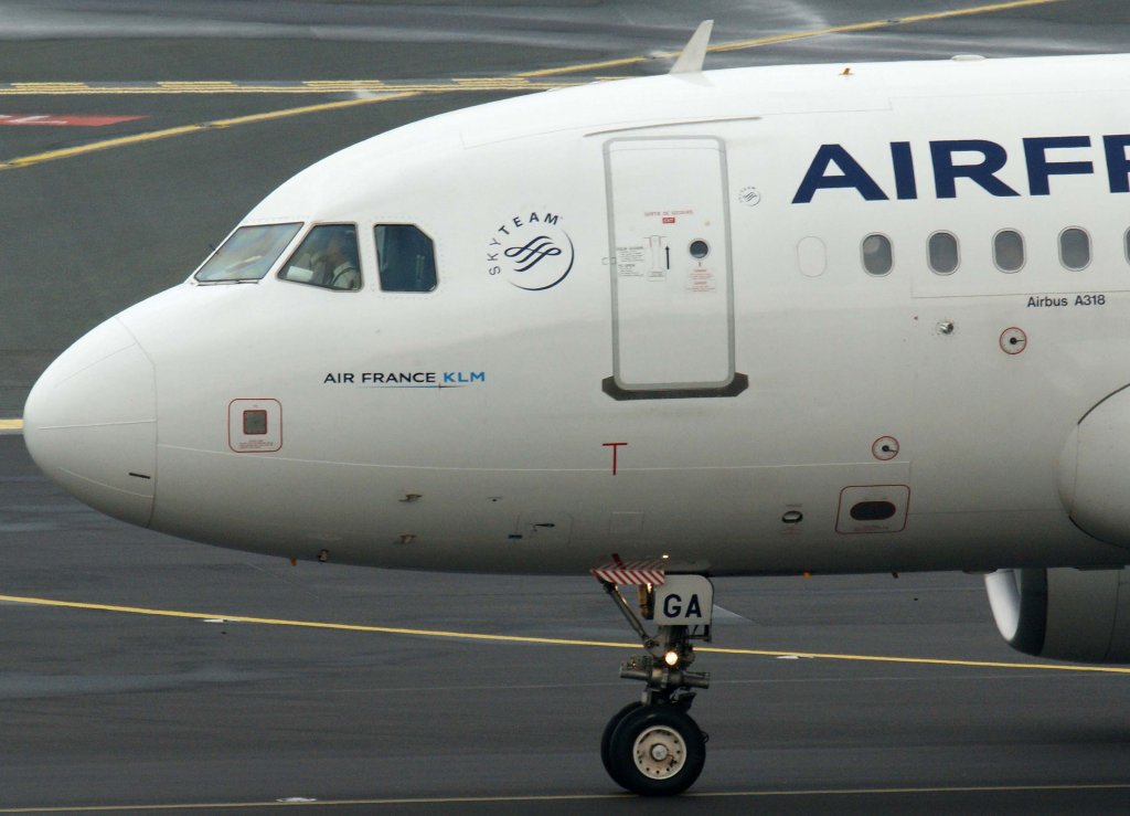 Air France, F-GUGA, Airbus A 318-100 (Bug/Nose ~ neue AF-Lackierung), 28.07.2011, DUS-EDDL, Dsseldorf, Germany
 
