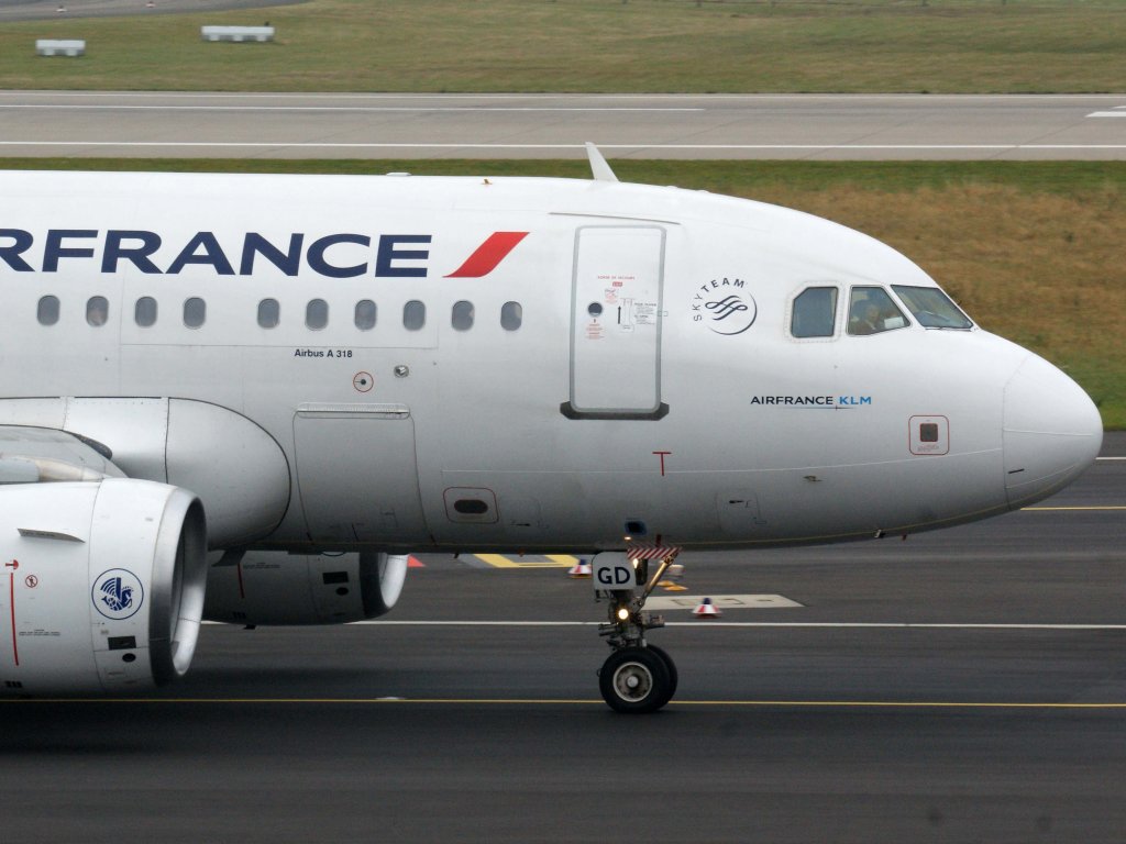 Air France, F-GUGD, Airbus, A 318-100 (neue AF-Lackierung ~ Bug/Nose), 13.11.2011, DUS-EDDL, Dsseldorf, Germany 