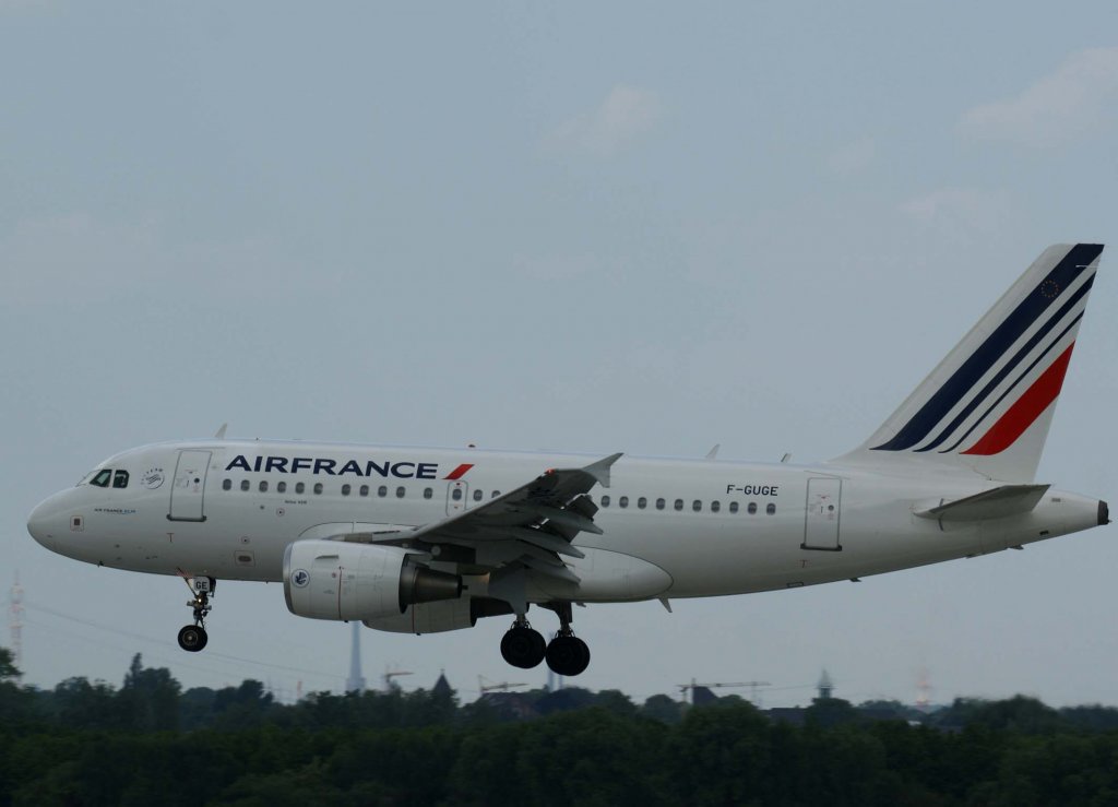 Air France, F-GUGE, Airbus A 318-100 (neue AF-Lackierung), 2010.05.24, DUS, Dsseldorf, Germany