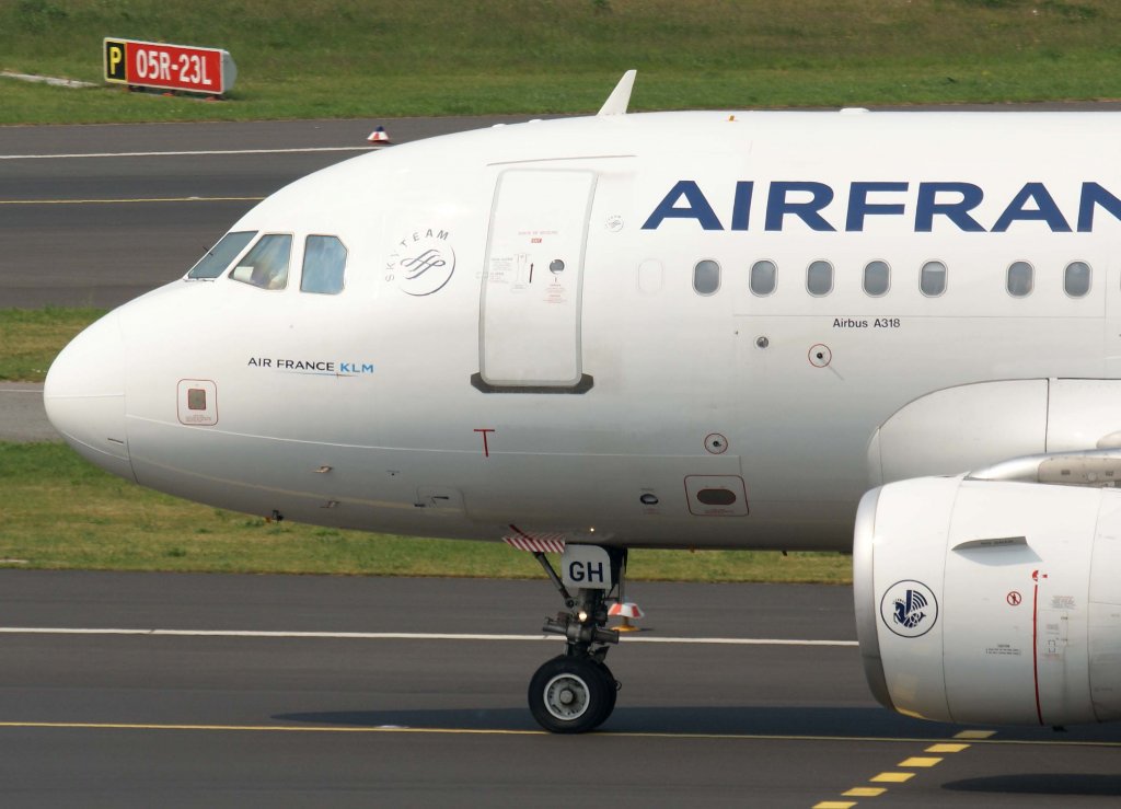 Air France, F-GUGH, Airbus A 318-100 (neue AF-Lackierung ~ Nase/Nose), 29.04.2011, DUS-EDDL, Dsseldorf, Germany 

