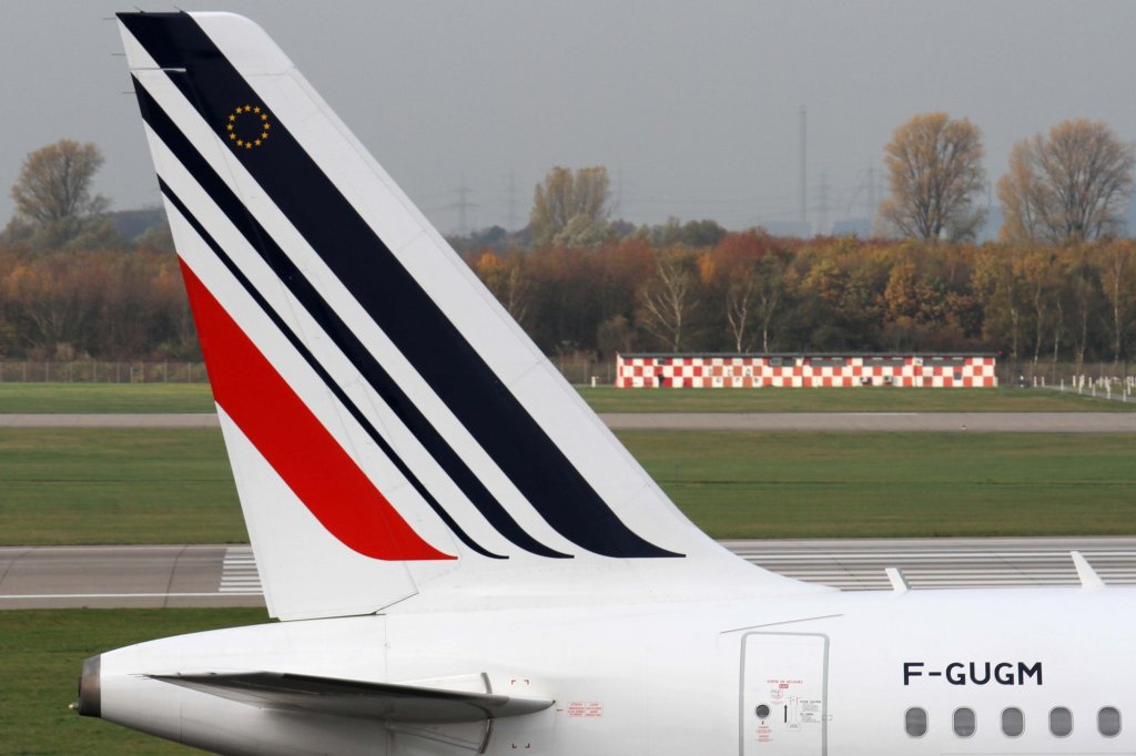 Air France, F-GUGM, Airbus, A 318-100 (Seitenleitwerk/Tail ~ neue AF-Lackierung), 10.11.2012, DUS-EDDL, Dsseldorf, Germany 