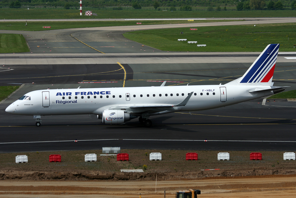 Air France Regional ERJ-190 F-HBLF rollt zur 05R in DUS / EDDL / Dsseldorf am 03.05.2008