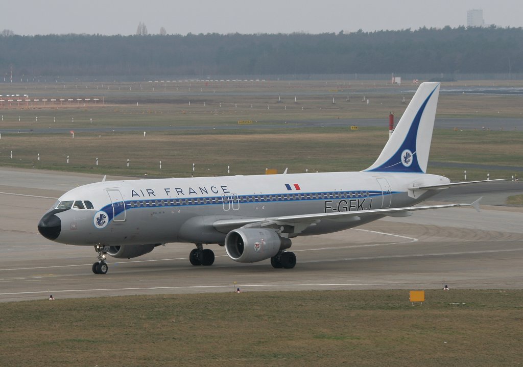 Air France Retrojet A 320-211 F-GFKJ bei der Ankunft in Berlin-Tegel am 02.04.2011