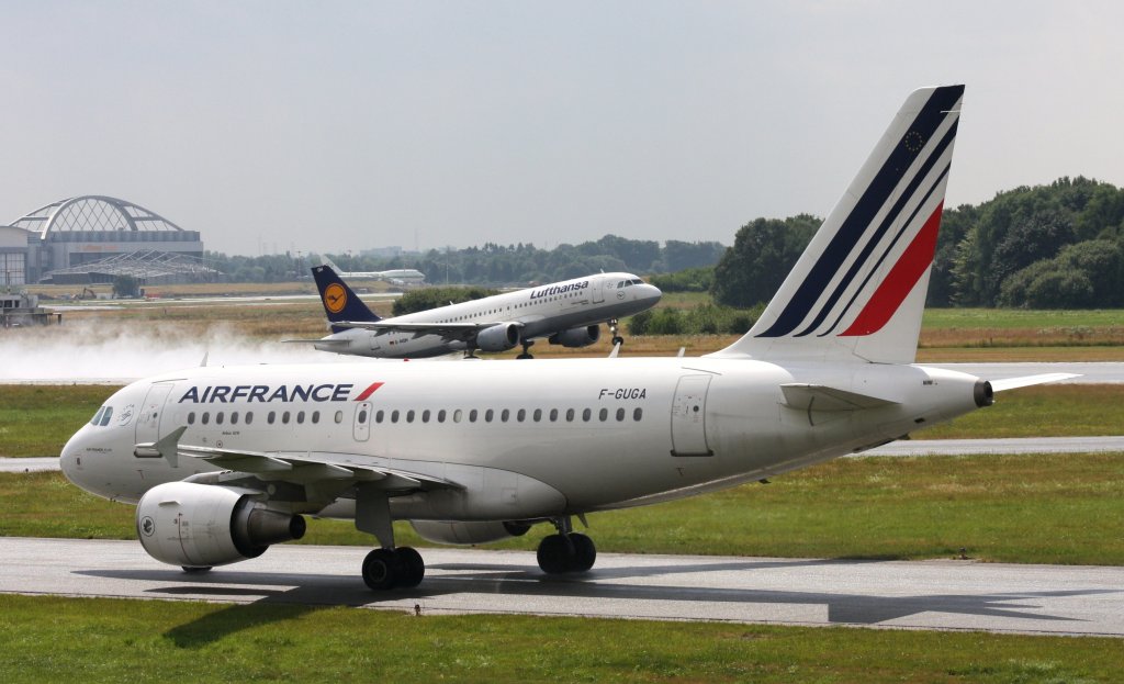 Air France,F-GUGA,(c/n2035),Airbus A318-111,30.07.2013,HAM-EDDH,Hamburg,Germany(startet:Lufthansa,D-AIQH,A320-211).