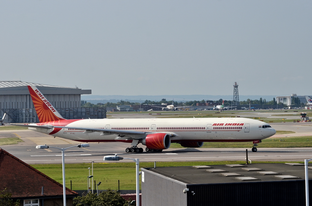 Air India, VT-ALL, Boeing 777-337/ER. Die Maschinen der Air India haben eine interessante Fenstereinfassung, sieht man sonst wohl nirgends. 31.7.2011