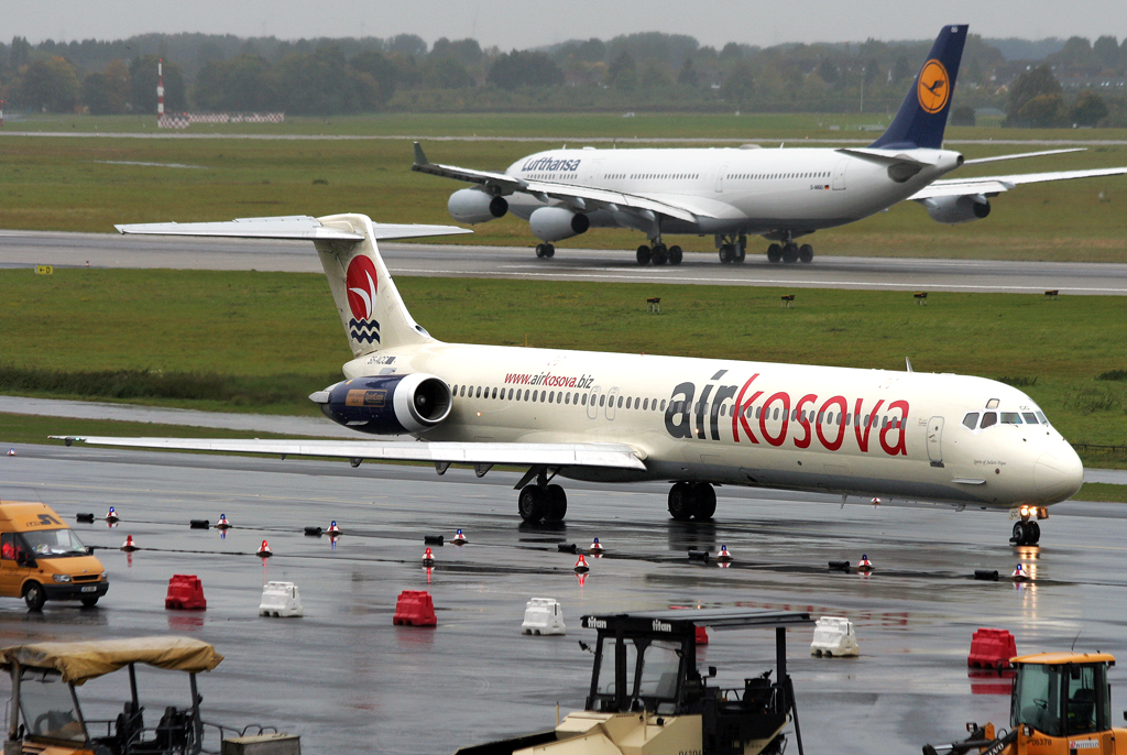 Air Kosova MD83 S5-ACC und Lufthansa A340-300 D-AIGO an der 23L in DUS / EDDL / Dsseldorf am 05.10.2008