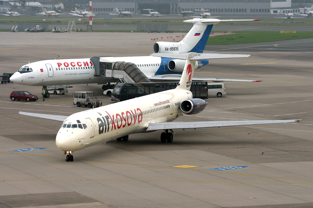 Air Kosova MD83 S5-ACC rollt zur 23L in DUS / EDDL / Dsseldorf am 12.10.2008
