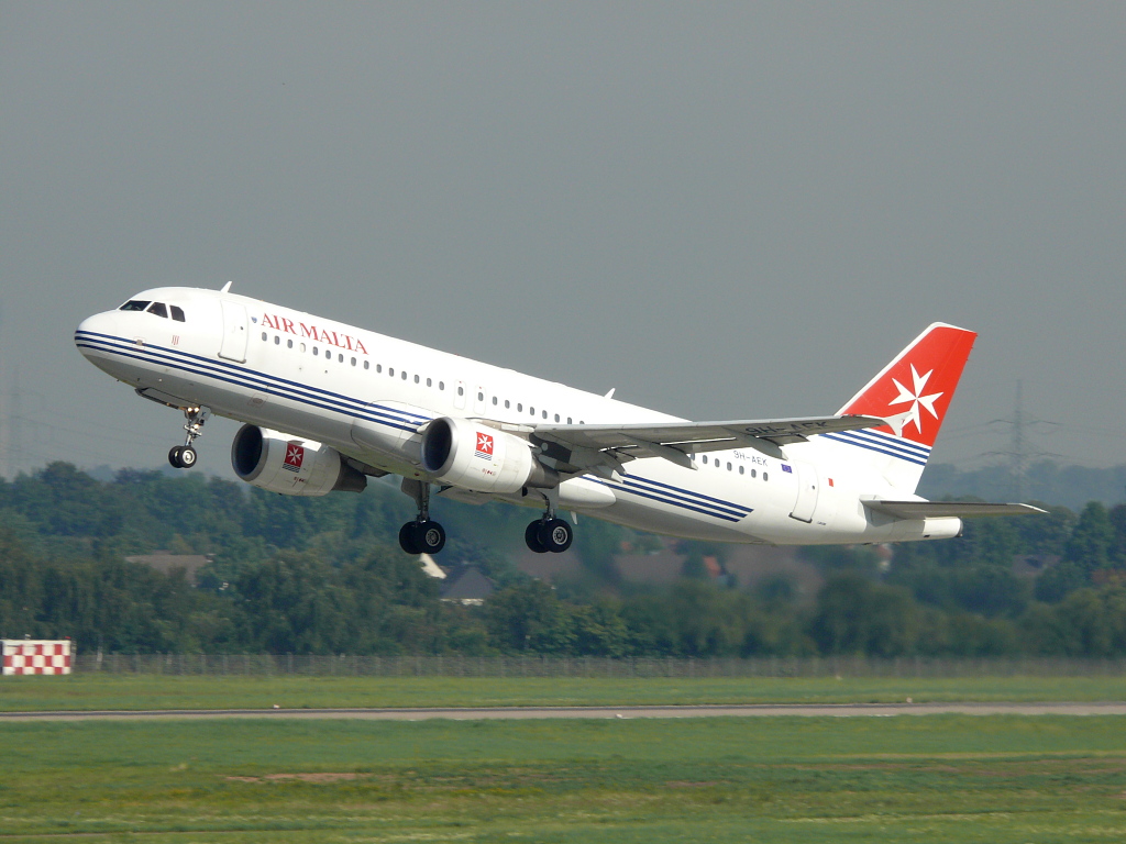 Air Malta; 9H-AEK; Airbus 320-214. Flughafen Dsseldorf. 15.08.2009.