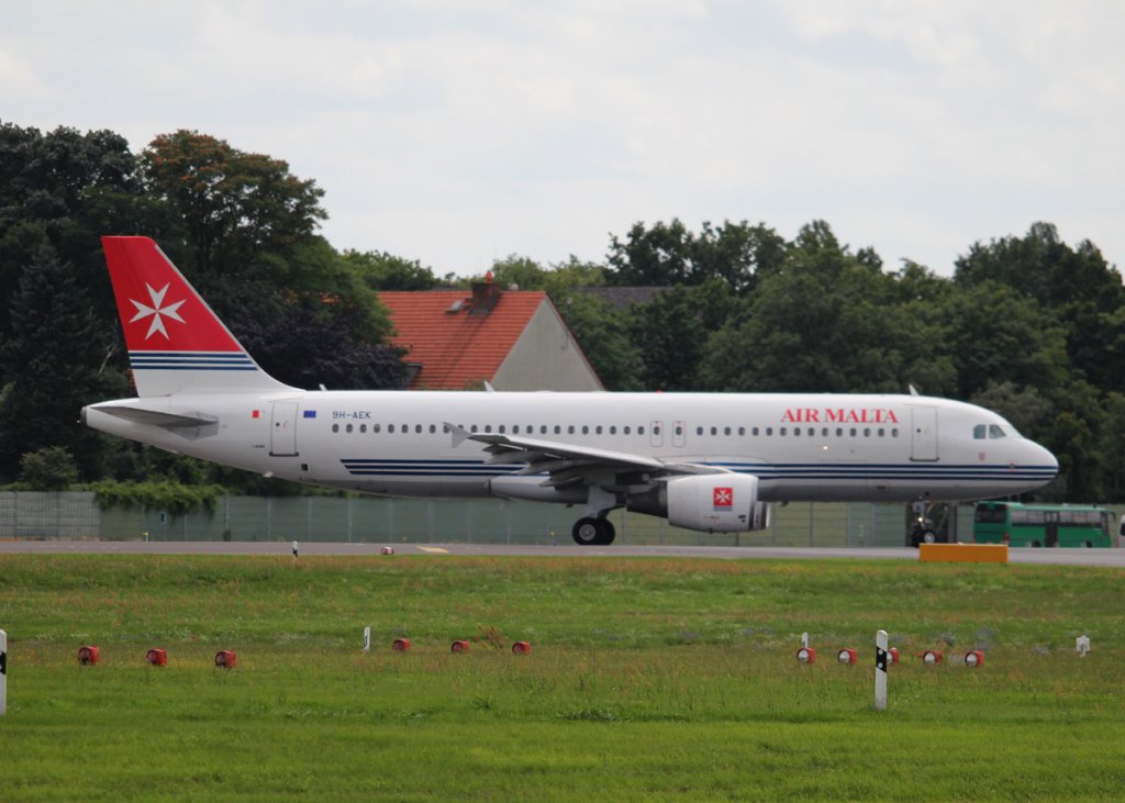 Air Malta A 320-214 9H-AEK kurz vor dem Start in Berlin-Tegel am 20.07.2012