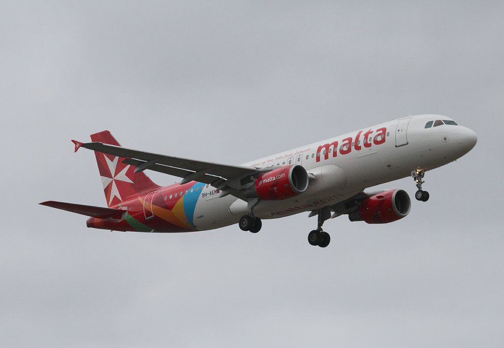 Air Malta A 320-214 9H-AEN bei der Landung in Berlin-Tegel am 03.03.2013