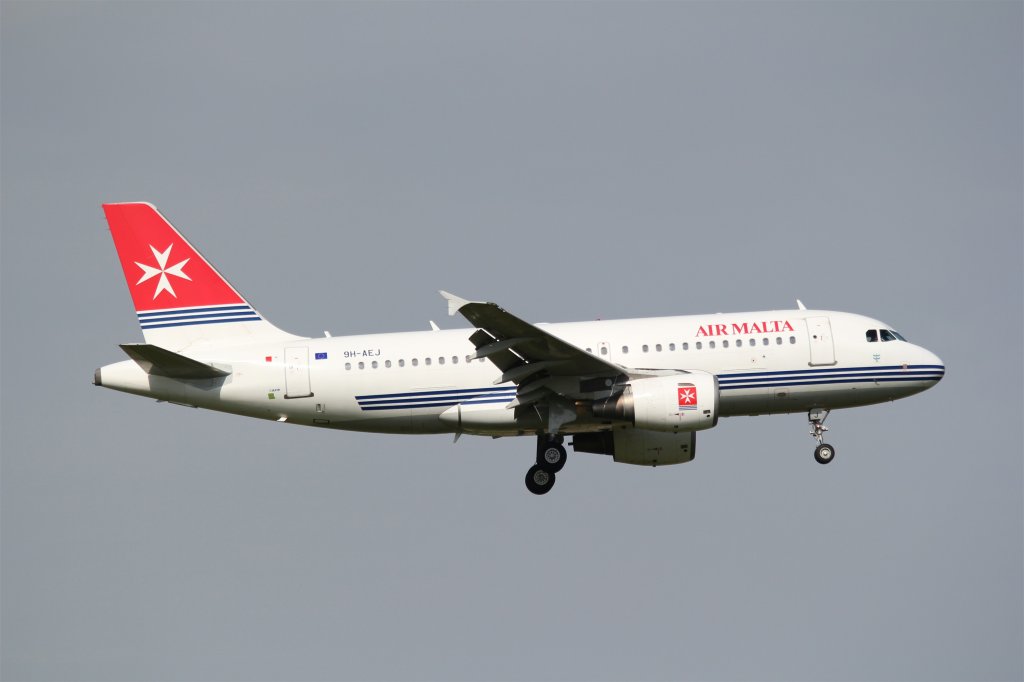 Air Malta Airbus A319-111 vor der Landung am 21.8.2011.
