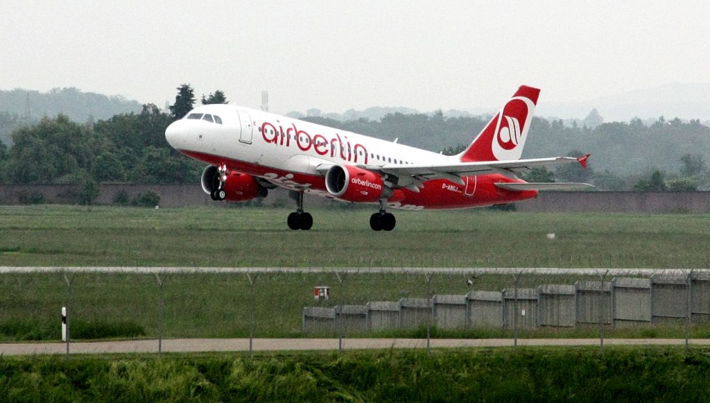  Airberlin 8970 cleared for take-off runway 26 

Dieser Airbus A319-100 der Air Berlin mit der Registrierung D-ABGJ hebt in Stuttgart am Mittwoch, dem 2. Juni 2010 ab.