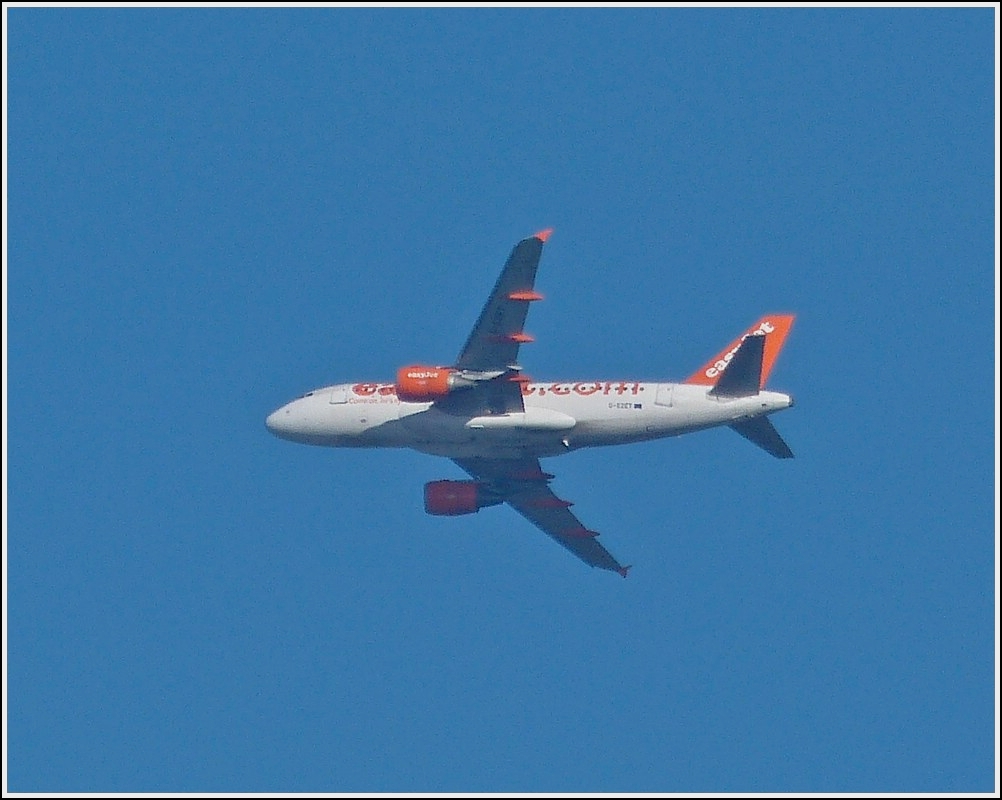 Airbus 319-111, Kennung G-EZET von EeasyJet gesehen nahe Dippach in Luxemburg am 05.03.2012. 