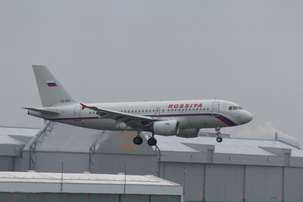 Airbus A 319-112 VQ-BAU von Rossiya Airlines beim Landeanflug in Hamburg. 27.04.2013