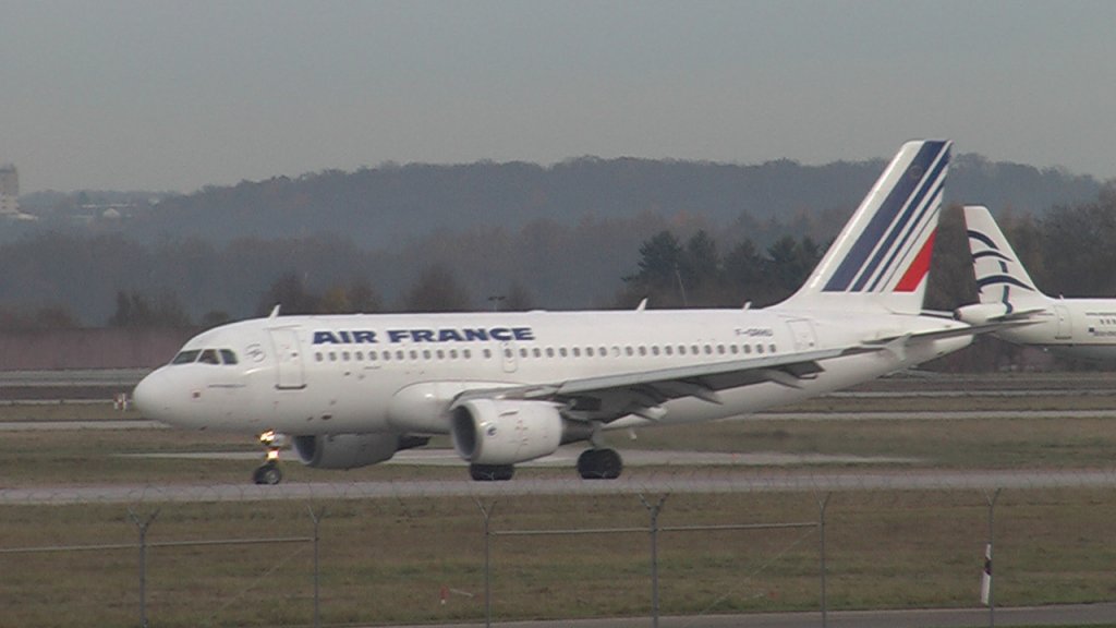Airbus A318 der Air France bei der Landung in Stuttgart