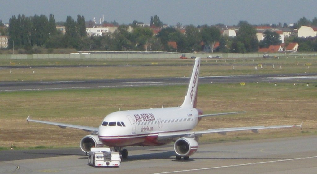 Airbus A319-100 der Air Berlin beim Push-back in Berlin-Tegel
