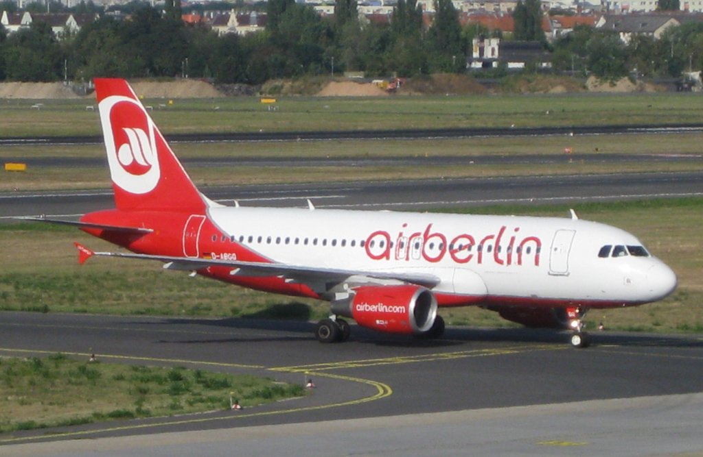 Airbus A319-100 der Air Berlin beim Rollen nach der Landung in Berlin-Tegel