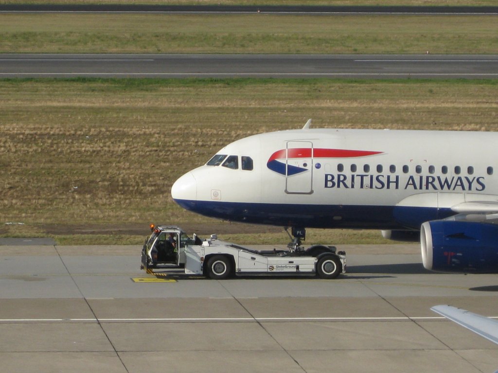 Airbus A319-100 der britischen Airline British Airways beim Push-back auf dem Flughafen Berlin-Tegel, der bald geschlossen wird leider ): 

