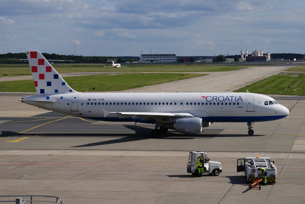Airbus A320-200 (9A-CTK) der croatischen Croatia Airlines rollt zur Startbahn auf dem Flughafen Berlin-Schnefeld am 12.08.2012