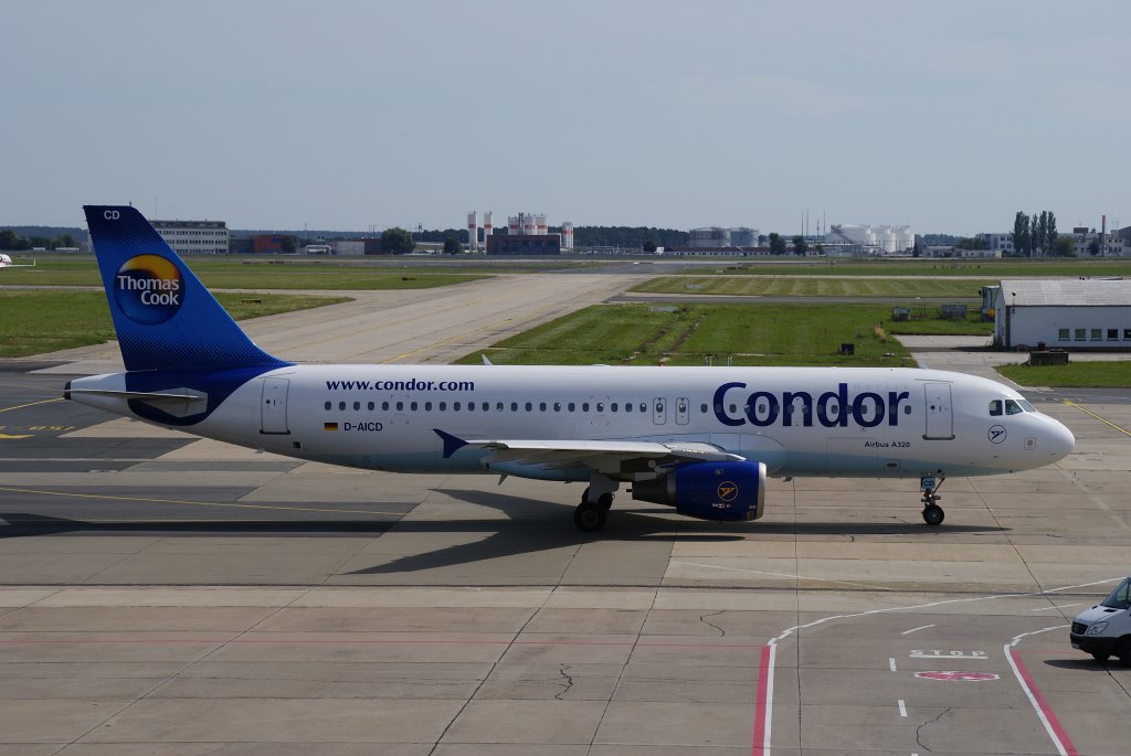 Airbus A320-200 (D-AICD) der deutschen Condor-Berlin rollt zur Startbahn auf dem Flughafen Berlin-Schnefeld am 18.08.2012 