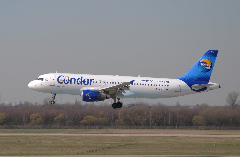 Airbus A320-200 D-AICG von Condor mit Snoopy und Woodstock im Condor Logo am 20.03.2011 bei der Landung am Dsseldorfer Flughafen