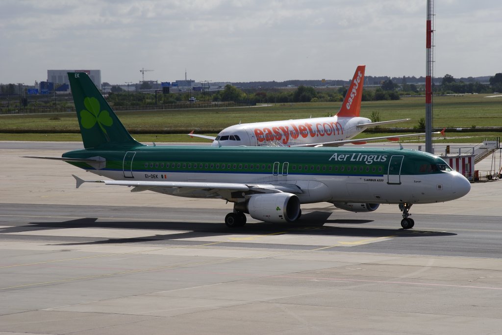 Airbus A320-200 (EI-DEK) der irischen AerLingus rollt zur Startbahn auf dem Flughafen Berlin-Schnefeld am 06.09.2012 