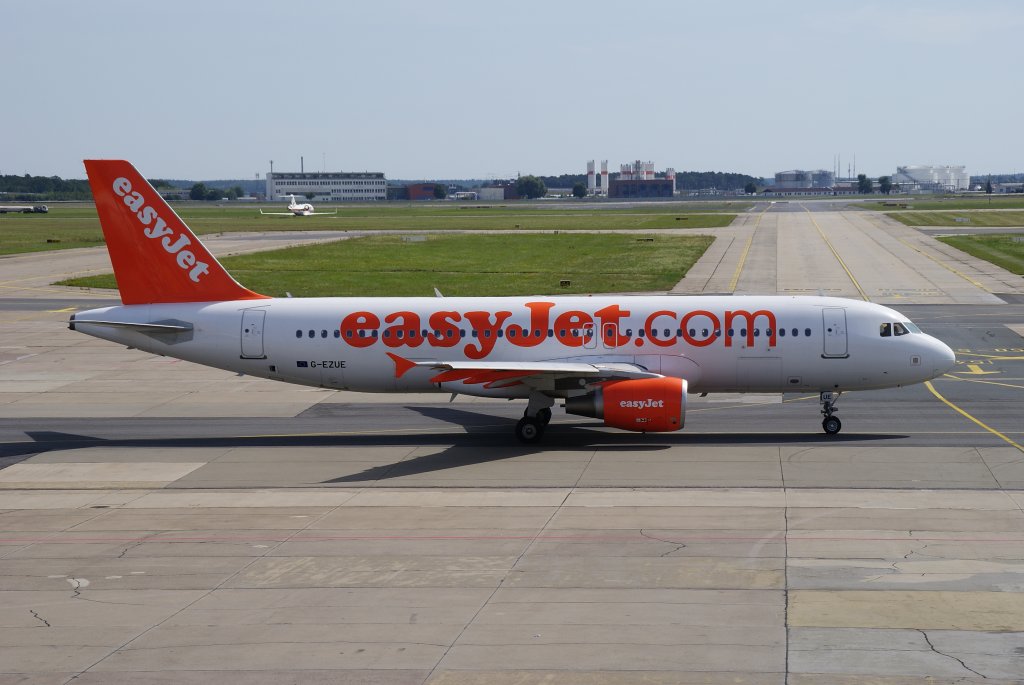 Airbus A320-200 (G-EZUE) der britischen EasyJet rollt zur Startbahn auf dem Flughafen Berlin-Schnefeld am 18.08.2012