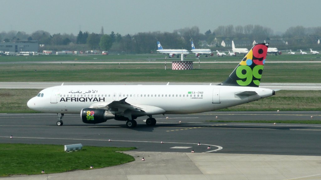 Airbus A320-200 der libanesischen Fluggesellschaft Afriqiyah Airwaiys auf dem Weg zum Start.