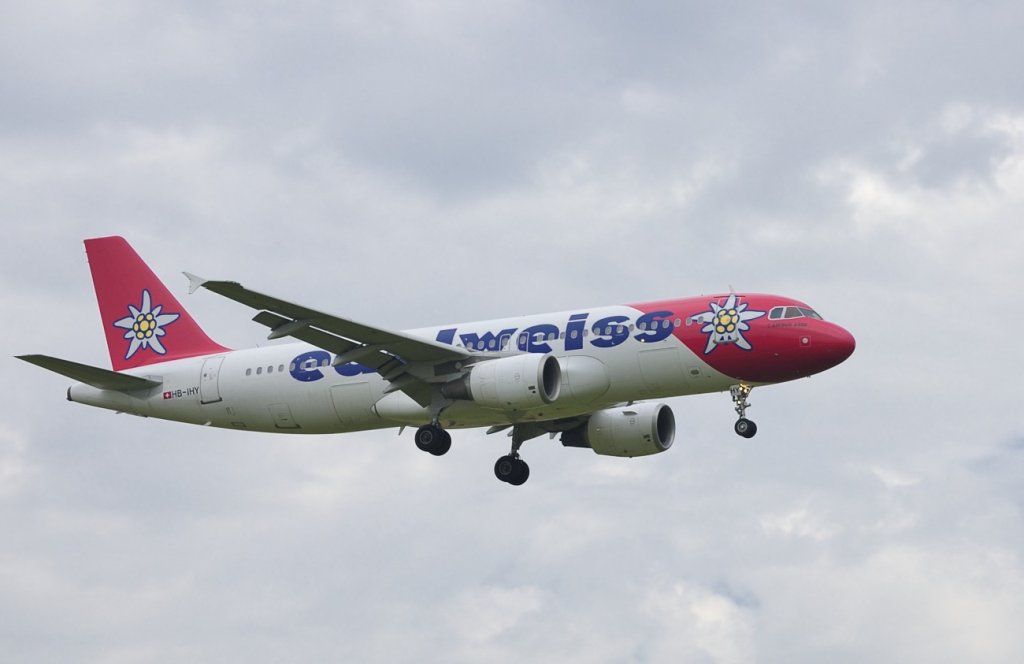 Airbus A320-214 der Edelweiss Air im Anflug auf den Flughafen Zrich am 27.08.2007