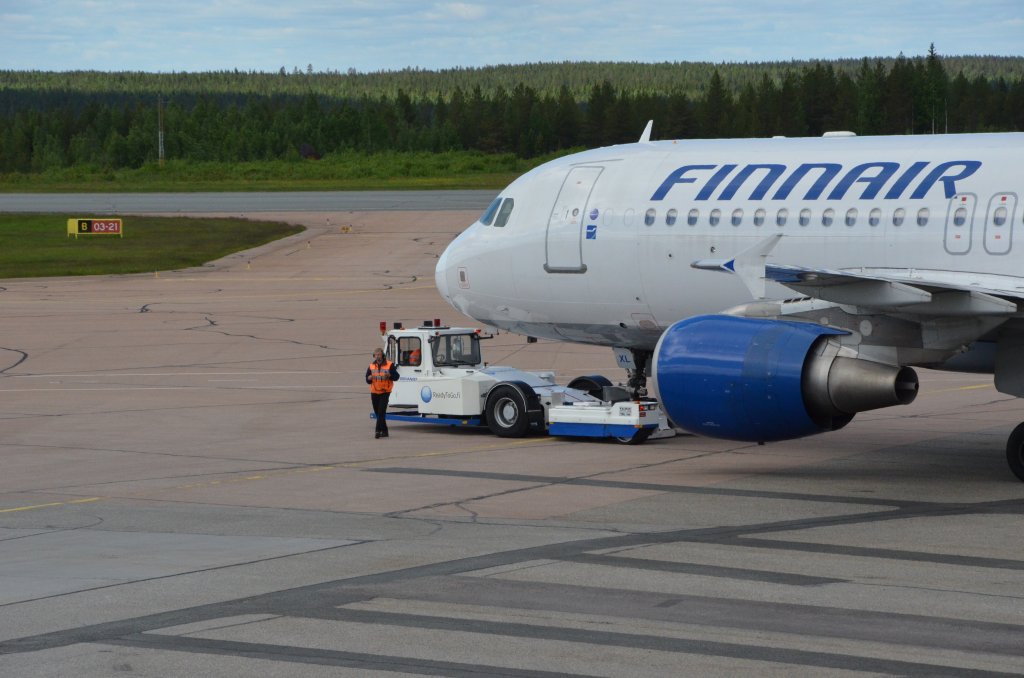 Airbus A320 OH-LXL wurde für den Start am 22.06.2012 nach Helsinki auf die Bahn geschoben.
