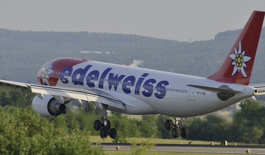 Airbus A330-223 der Edelweiss landet auf Piste 14 am Flughafen Zrich am 13.05.2011