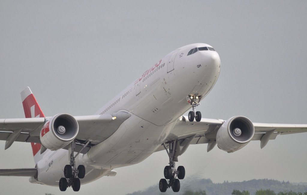 Airbus A330-223 der swiss am 8.05.2009 nach dem Start am Flughafen Zrich