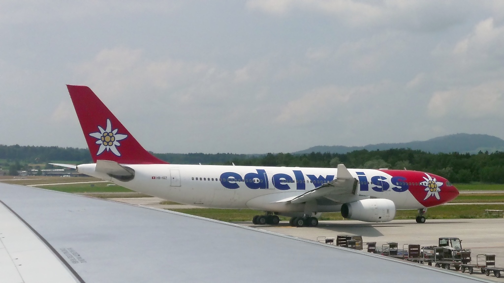 Airbus A330-243 HB-IQZ der Edelweiss Air, fliegt inzwischen fr Air Transat, in Zrich-Kloten (13.7.10)