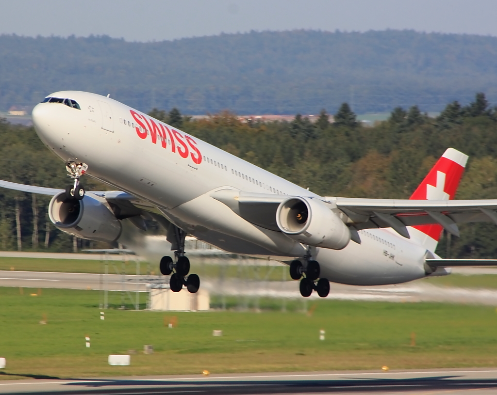 Airbus A330 beim Take-off in Zrich, aufgenommen am 6.10.2012