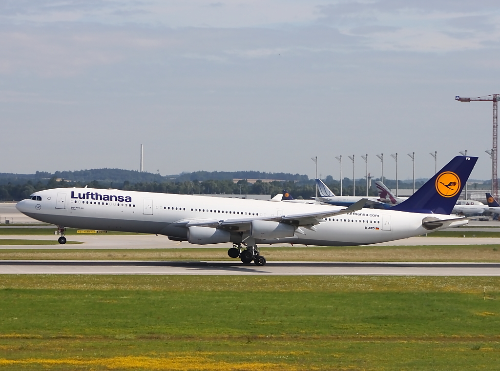 Airbus A330 von Lufthansa bei der Landung in Mnchen, aufgenommen am runway 26L am 18.07.2012