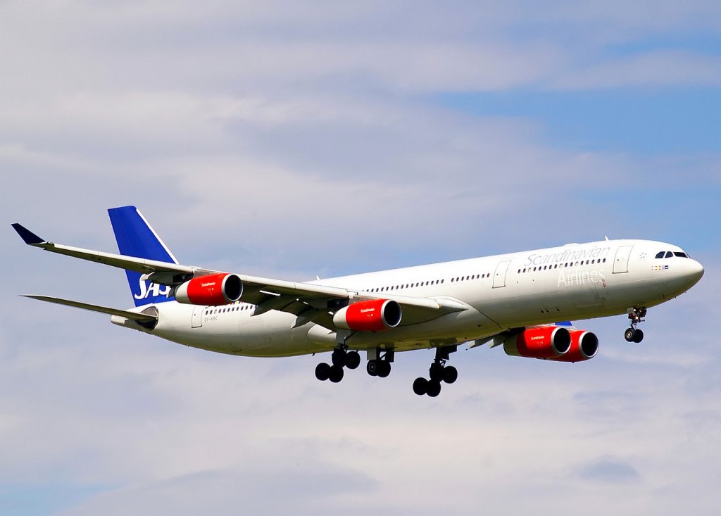 Airbus A340-313X OY-KBC der Scandinavian Airlines - SAS am 17.05.09 im Endanflug auf Zrich-Kloten