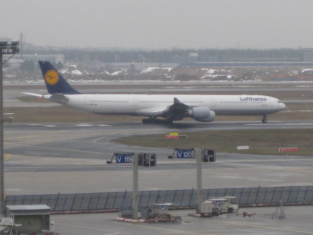 Airbus A340-600 der Lufthansa in Frankfurt am Main am 6. Februar 2010