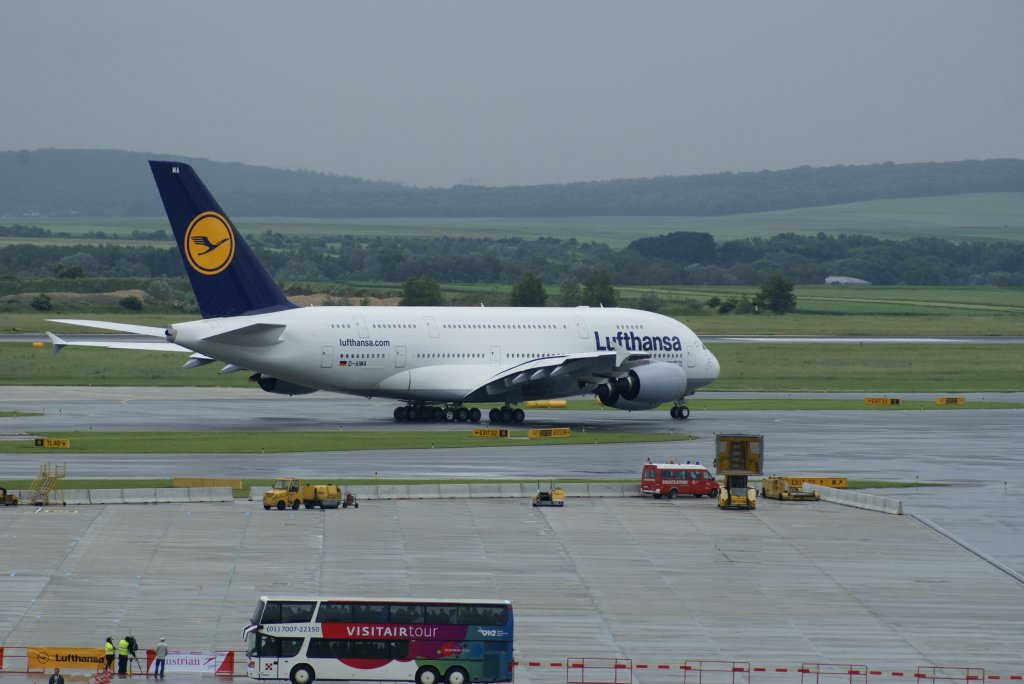 Airbus A380-800 A-AIMA  Frankfurt am Main  macht sich auf den Weg zur Startbahn am Flughafen Wien Schwechat. 2.6.2010