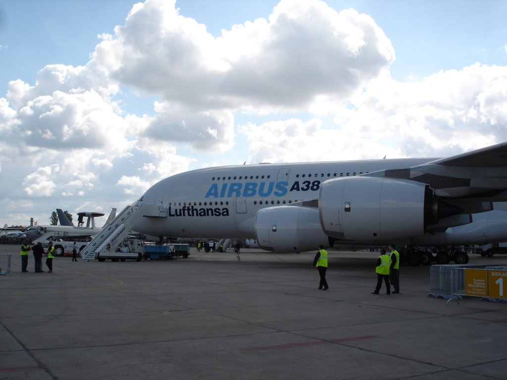 Armaturenbrett und Mittelkonsole der größte Passagierflugzeug Airbus A380800. Cockpit des