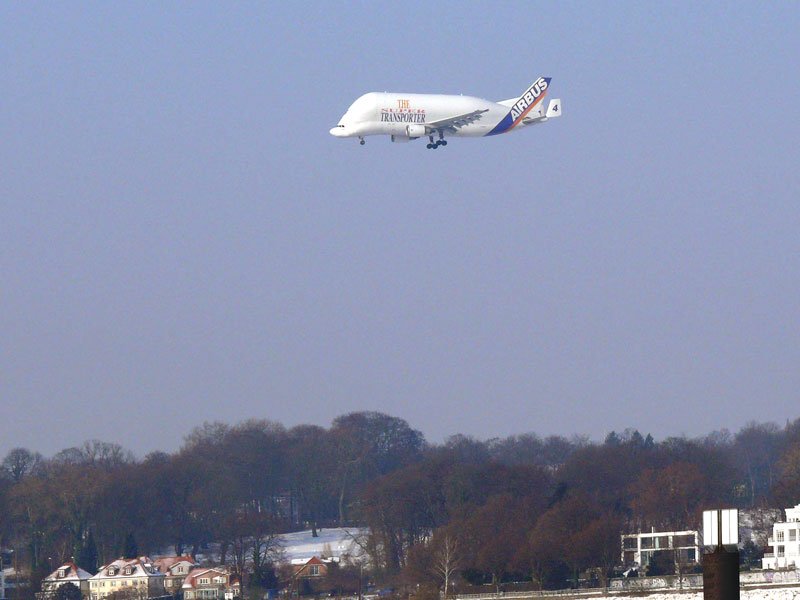 AIRBUS Beluga 4  THE SUPER TRANSPORTER  beim Landeanflug auf Finkenwerder; 17.02.10
