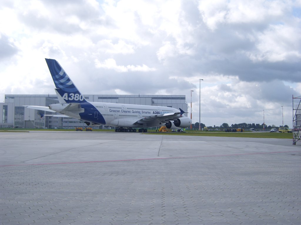Airbus Industrie, A380-841, F-WWOW auf dem Flughafen Hamburg. AUfgenommen am 02.09.09.