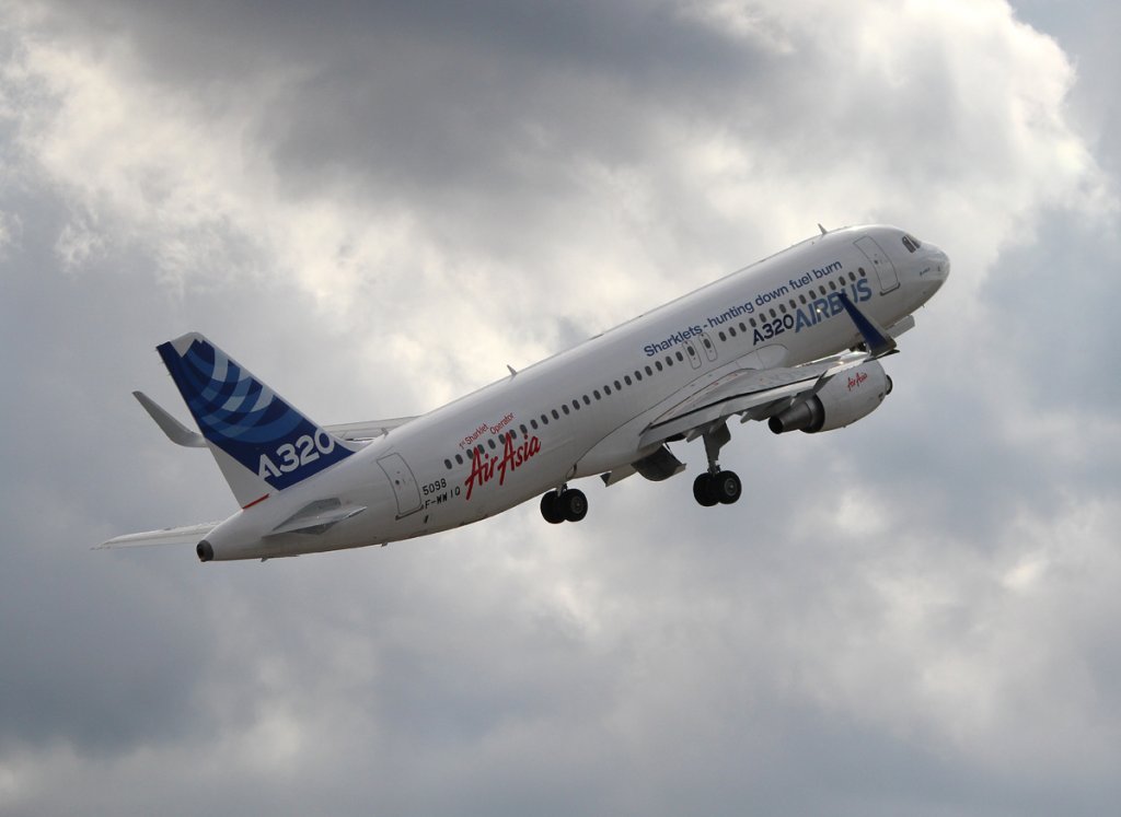 Airbus Industries A 320-214 F-WWIQ beim Start auf der ILA 2012 am 12.09.2012