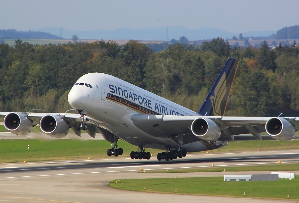 Airbus Take-off in Zrich. Der Airbus A380-800 von Singapore Airlines war mit einer kleinen Versptung gestartet, Reg.: 9V-SKQ - Typ.: A380-800 Ort: Zrich (ZRH), aufgenommen am 06.10.2012