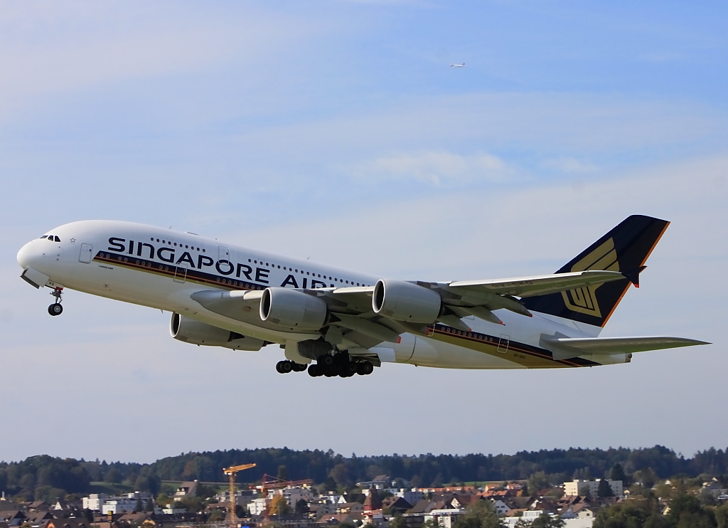 Airbus Take-off in Zrich. Der Airbus A380-800 von Singapore Airlines war mit einer kleinen Versptung gestartet, Reg.: 9V-SKQ - Typ.: A380-800 Ort: Zrich (ZRH), aufgenommen am 06.10.2012 (Besucherterasse)