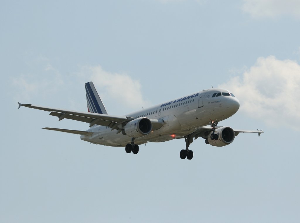 Ait France A 320-214 F-GKXS kurz vor der Landung in Berlin-Tegel am 10.06.2011